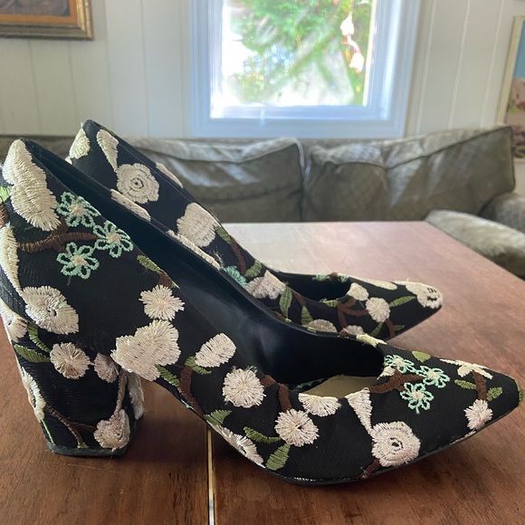 Embroidered pumps. Black with cream, brown and green details. - Picture 2 of 7
